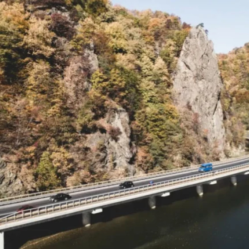 O parte dintre lucrările de defrișare pe autostrada Pitești - Sibiu, posibile pe timp de noapte