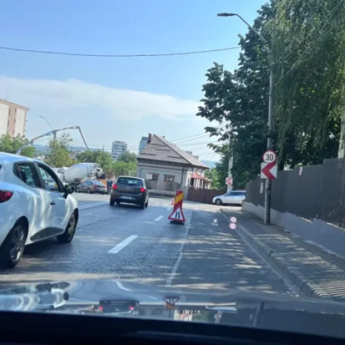 Trafic îngreunat pe strada Teilor din Pitești, din cauza lucrărilor de asfaltare