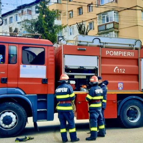 Elemente de acoperiș desprinse de pe un bloc din Mioveni, risc de cădere