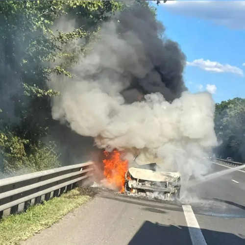 VIDEO: Incendiu devastator pe autostrada Pitești – București! O Tesla în flăcări!