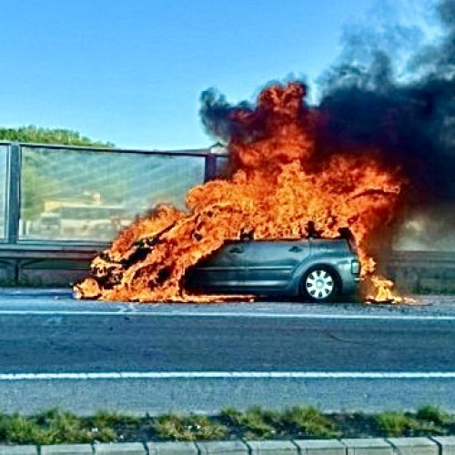 Mașină în flăcări pe Autostrada 1: Mamă și fiică scăpate ca prin minune