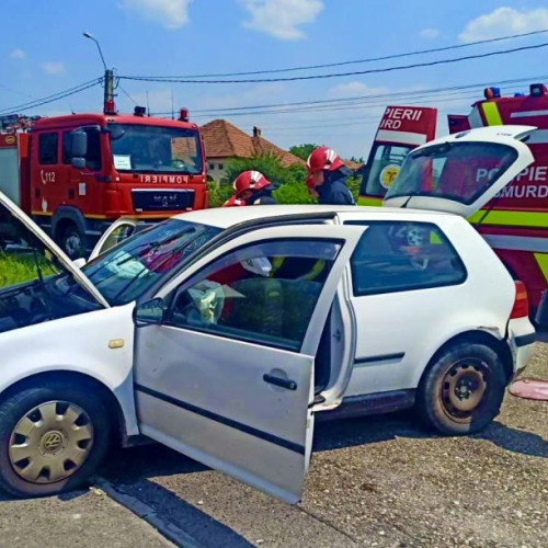 Accident rutier în localitatea Schitu Golesti: un autoturism a lovit un cap de pod