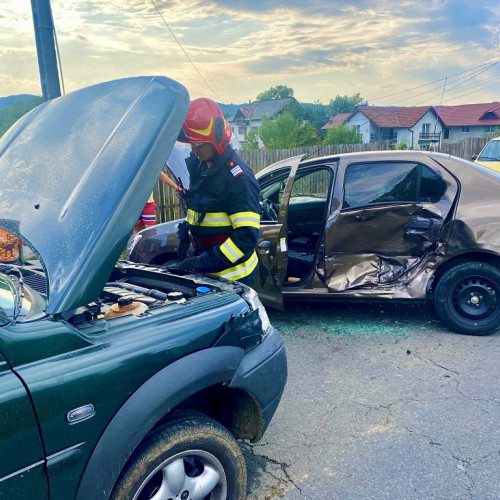 Accident între două autoturisme într-o comună din Argeș