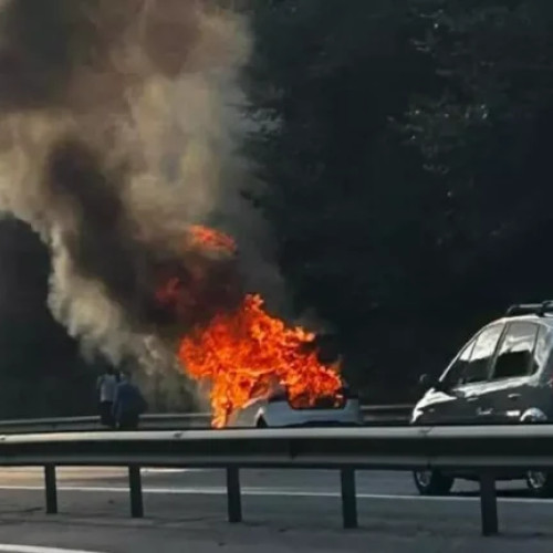 O mașină a luat foc pe autostrada Pitești - București