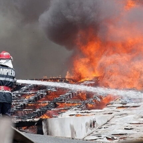 Incendiu violent la o casă din Baiculesti, lichidat de pompieri după trei ore de eforturi