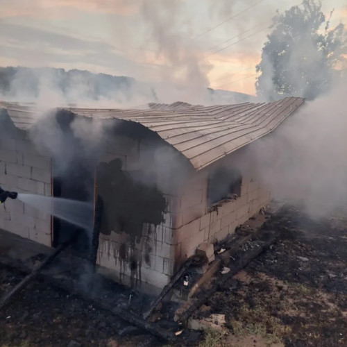 Pompierii intervin la un incendiu în comuna Arefu