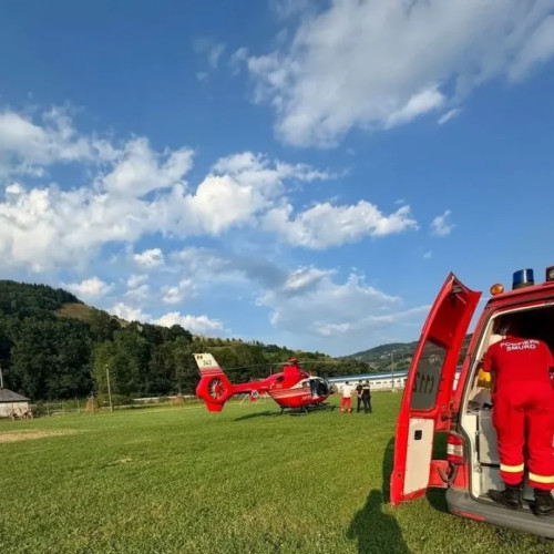 Fetita de 3 ani grav ranita dupa ce a cazut de la etajul unei locatii de cazare