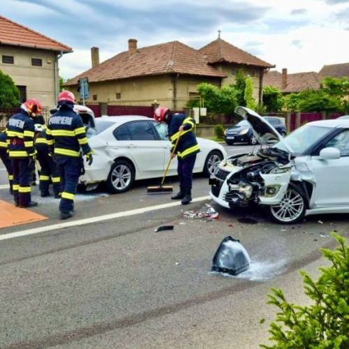 Accident cu două mașini în comuna Poiana Lacului