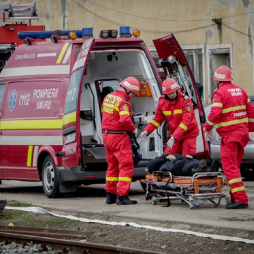 Un bărbat grav rănit în urma unei căderi dintr-o nacelă în comuna Bradu