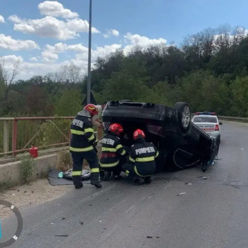 Accident rutier în Topoloveni: Pompierii intervin pentru ajutor