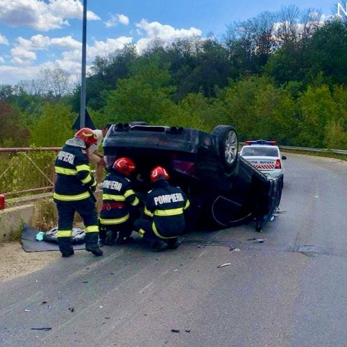 Autoturism răsturnat pe un pod în Argeș