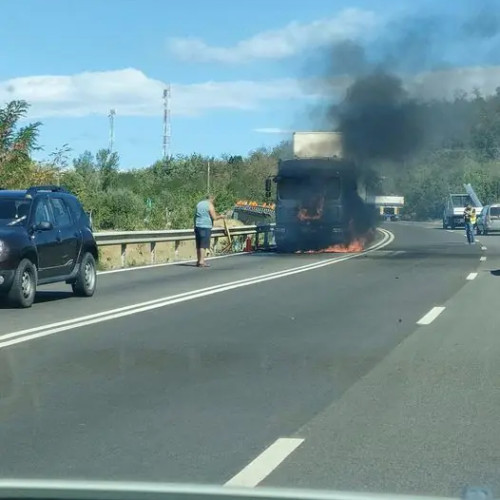 TIR în flăcări pe DN7 Pitesti-Valcea, trafic blocat