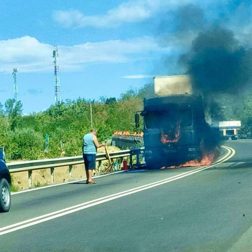 Incendiu la un TIR pe DN 7, trafic afectat în zona Milcoiu