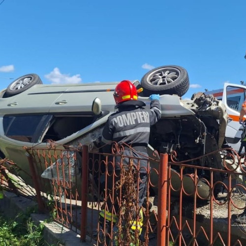 Accident rutier pe DN 65A, cu un autoturism răsturnat