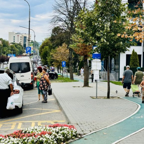 Pitesti: Oameni așteaptă în iarbă la stații modernizate