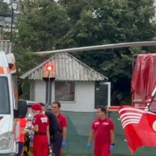 Incendiu devastator în Botoșani: Un tânăr rănit grav este transportat la un centru medical specializat