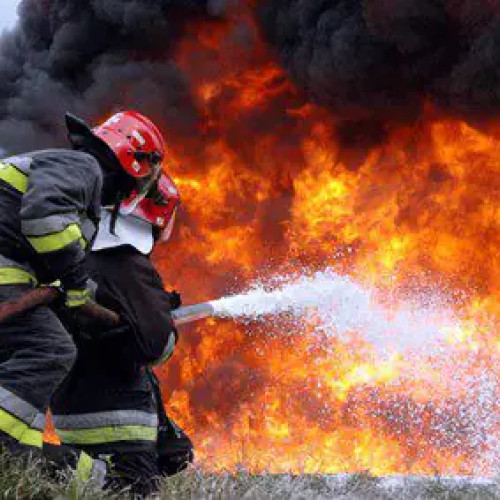 Incendiu devastator în Argeș! Pompierii se luptă cu flăcările!