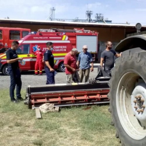 Persoană prinsă sub tractor în Argeș! Accident grav!