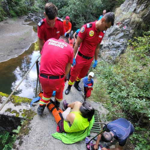 O femeie a căzut de la șase metri înălțime pe un traseu montan din Argeș