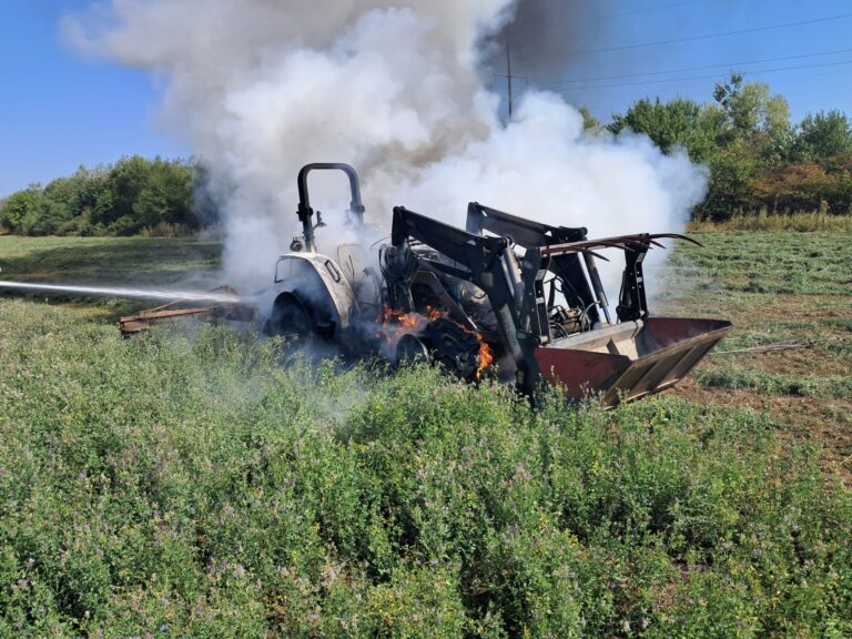 Tractor în flăcări pe câmpul din Merișani