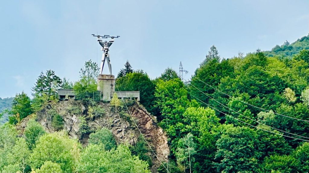 Argeșenii privesc cu nostalgie către &quot;Omul de fier&quot;, în timp ce turiștii se întreabă ce este cu el