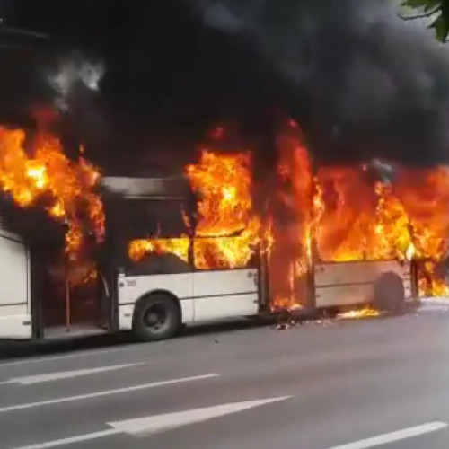 Clipe de groază! Autobuz cu pasageri în flăcări, pe drum național