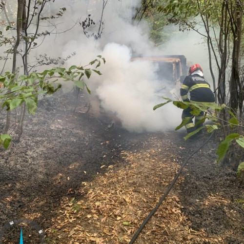 Incendiu devastator la un autoturism în Argeș, pompierii intervin de urgență