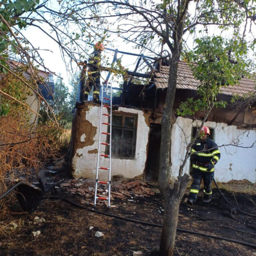 Incendiu puternic în comuna Căldăraru: o casă și un fânar distruse de flăcări