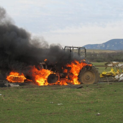 Incendiu devastator în comuna Micești: un tractor a fost distrus complet