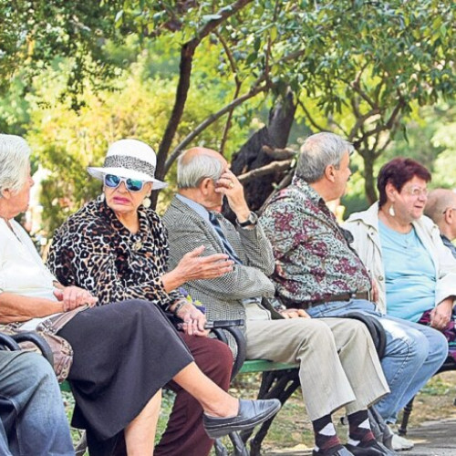 Pensionarii cu pensii mai mari de 2000 de lei, excluși de la cardurile sociale pentru alimente
