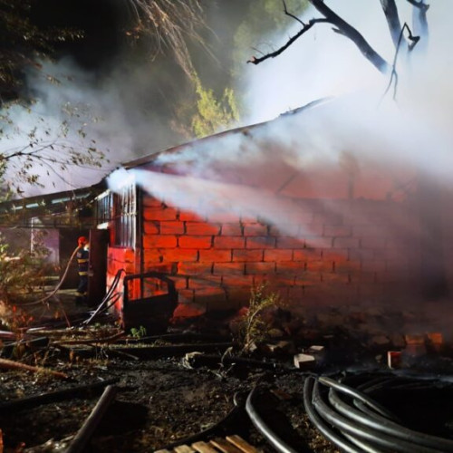 Incendiu puternic la o hală din apropierea Arges Mall