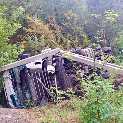 Accident grav în Argeș: Autotren răsturnat, pieton rănit