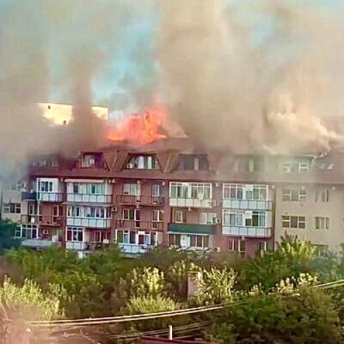 Incendiu într-un bloc din Argeș: Pompierii intervin pentru a stinge flăcările