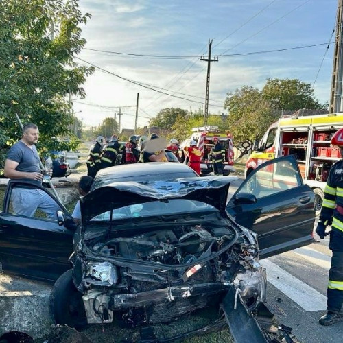 Accident rutier în Argeș: O persoană a rămas captivă