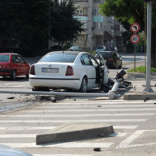 Skoda distrusă de un SUV în fața primăriei din Costești