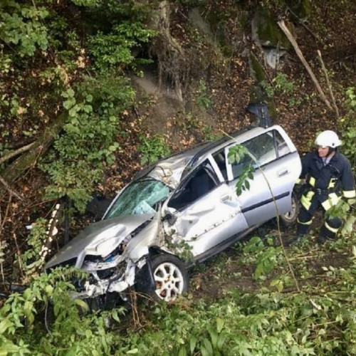 Accident rutier în Argeș: Autoturism căzut într-o râpă