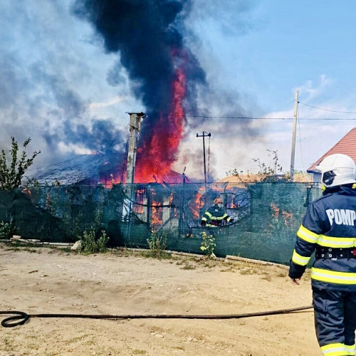 Incendiu puternic în Argeș, două construcții afectate