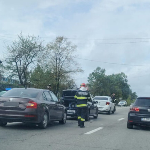 Accident rutier pe strada Nicolae Dobrin, două persoane asistate medical