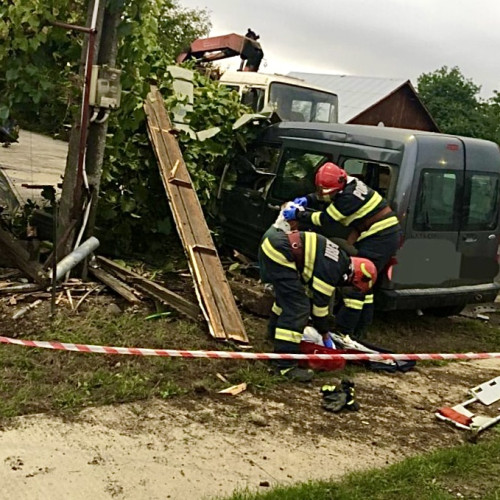 Accident pe DN 65 în Argeș, un autoturism a intrat într-un stâlp