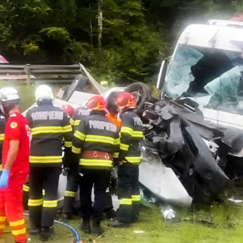 Două persoane au decedat, iar trei au fost rănite într-un accident rutier pe DN 13B