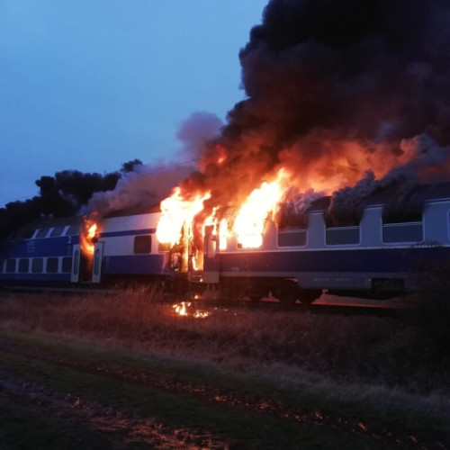 Momente de panică în gara din Iclod după ce un tren a luat foc