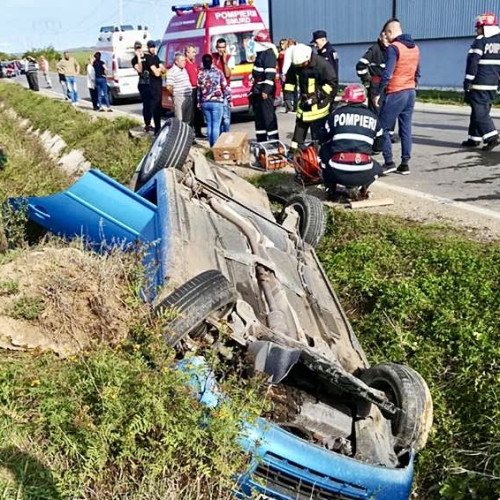 Accident în Argeș: O mașină a căzut într-un șanț