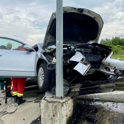 Accident în Argeș: mașină lovită de parapet