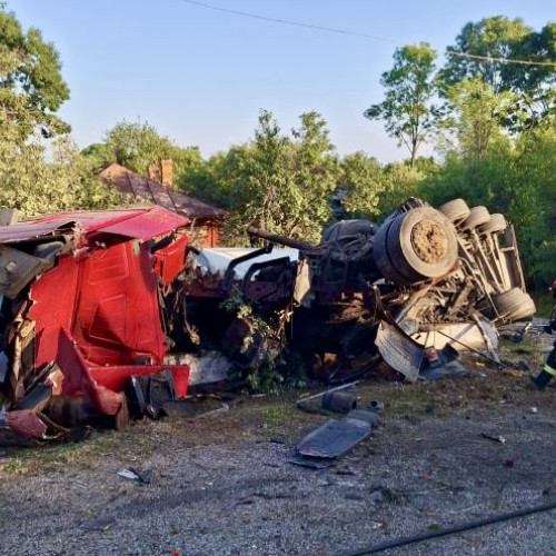 Cap tractor cu remorcă răsturnat într-o comună din Argeș