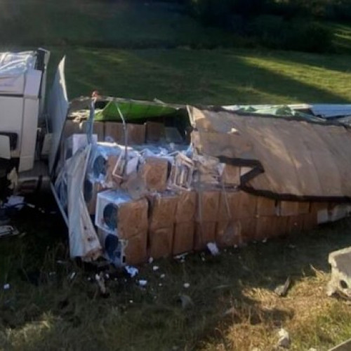 Accident grav! Un TIR plin cu maşini de spălat s-a răsturnat pe o şosea intens circulată!