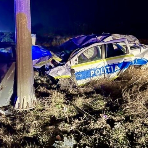 Accident rutier în Argeș: un tânăr de 19 ani a lovit o autospecială de Poliție