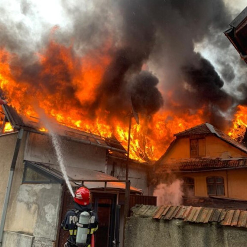 Incendiu puternic în Poiana Lacului, pompierii intervin rapid