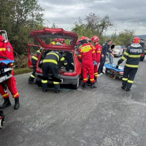 Cinci persoane, inclusiv doi copii, rănite într-un accident grav în Bistrița-Năsăud