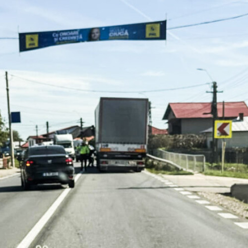 Traficul rutier îngreunat în Valea Ursului din cauza unui TIR blocat