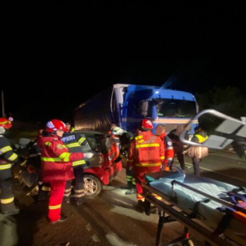 Accident rutier grav: o șoferiță a rămas încarcerată după ce a lovit un TIR